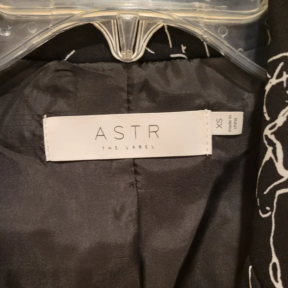 ASTR black and white abstract floral blazer - Picture 4 of 5